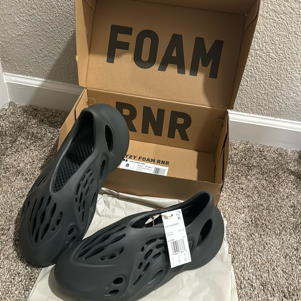 Authentic new in box Yeezy yzy foam runners rnr black original male size 8